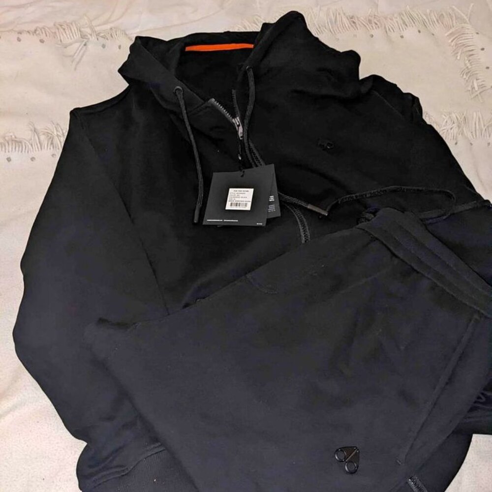 Moose knuckles match black hoodie and pants
